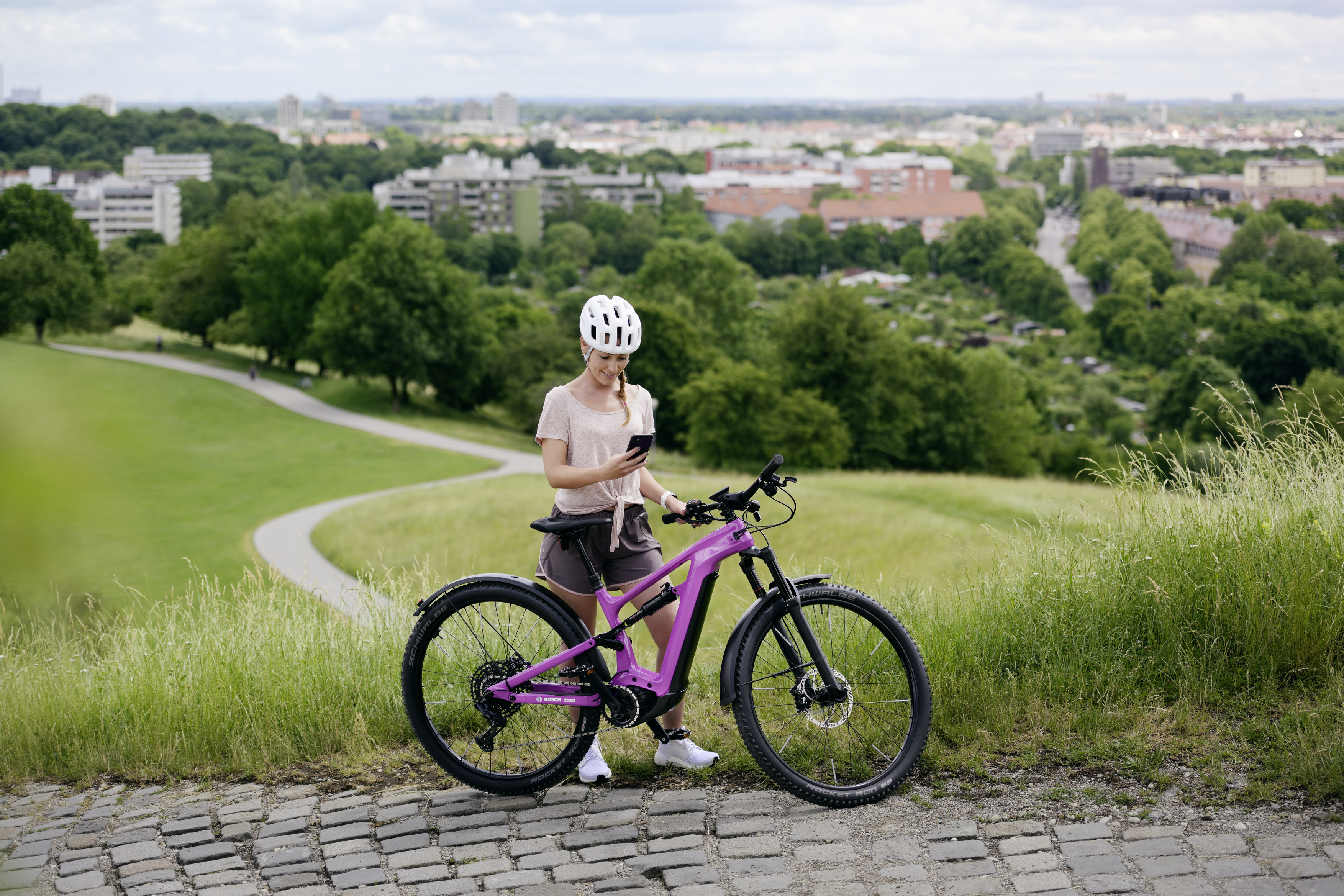 A nova geração de sistemas da Bosch eBike Systems combina a experiência física de andar de e-bike com a digital fornecida pela conectividade do aplicativo eBike Flow. 