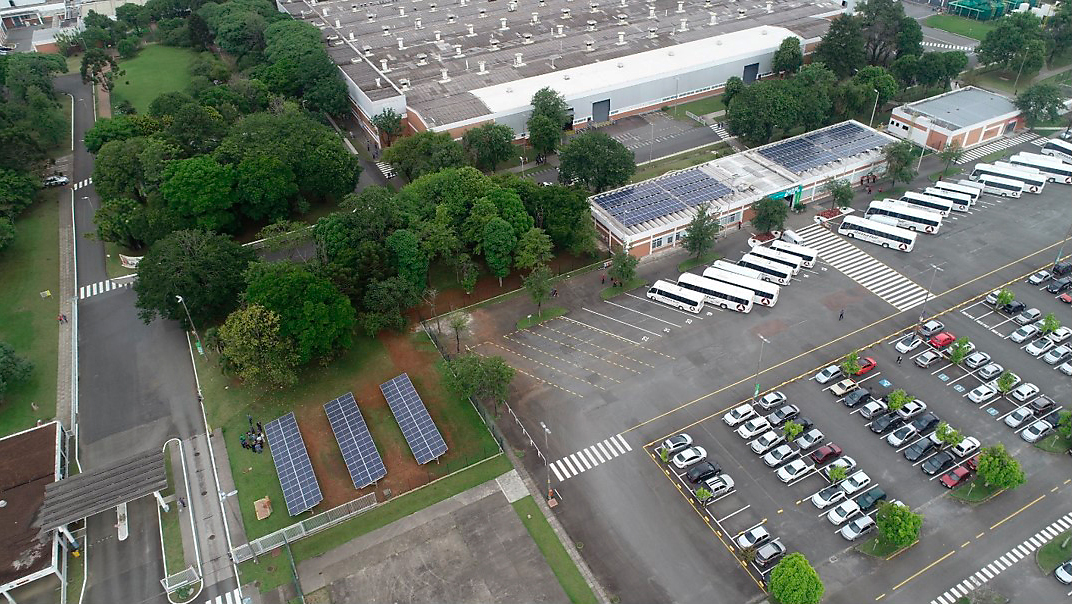 Painéis solares na planta de Curitiba